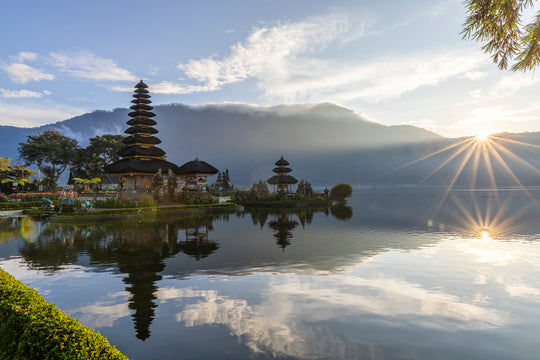 8°S | 115°E - Ulun Danu Beratan, Indonesia